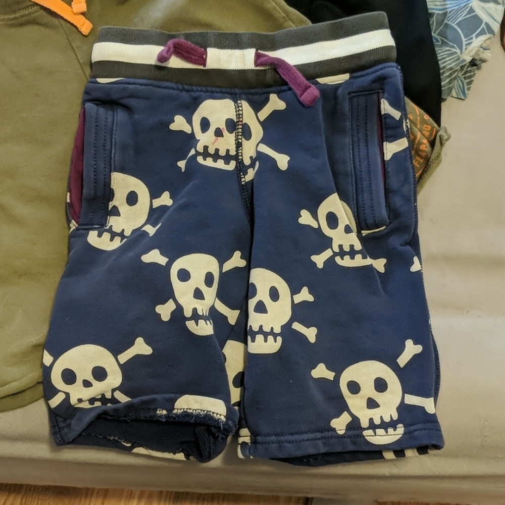 Assorted shorts - Picture 3 of 3